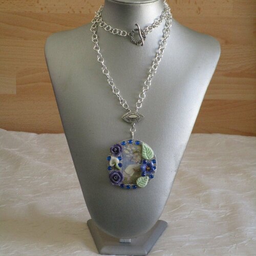 Collier pendentif plastron  &quot;une élégante des années folles dans son jardin&quot;