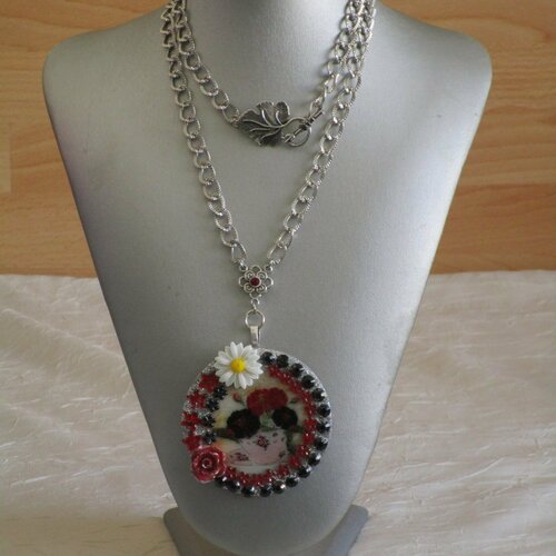 Collier pendentif  plastronune tasse de thé et qq fleurs