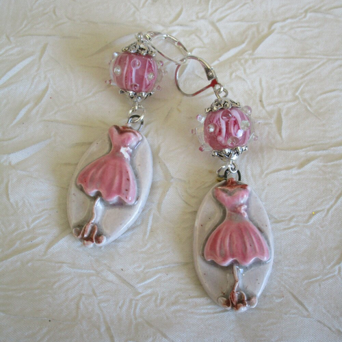 B. o. métal argenté et céramique "une robe rose"