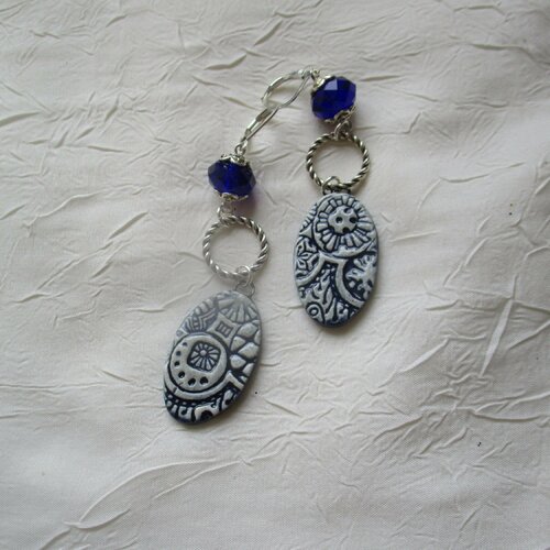 Ravissantes boucles d’oreilles en céramique et métal argenté « des arabesques en rel:ief»