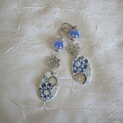Ravissantes boucles d’oreilles en céramique et métal argenté « des fleurs bleues»