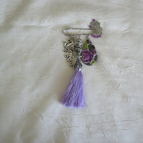 Broche épingle de kilt métal argenté et céramique artisanale »un dragon et une rose mauve»