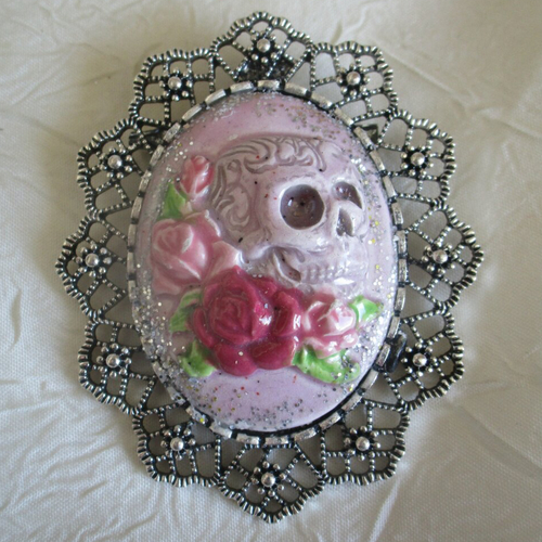 Grosse broche-pendentif en métal argenté et céramique artisanale "un skull sur des roses"