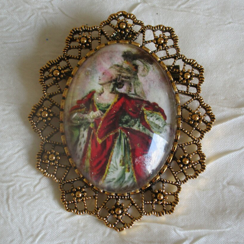 Grosse broche-pendentif en métal doré et verre « une aristocrate en rouge»