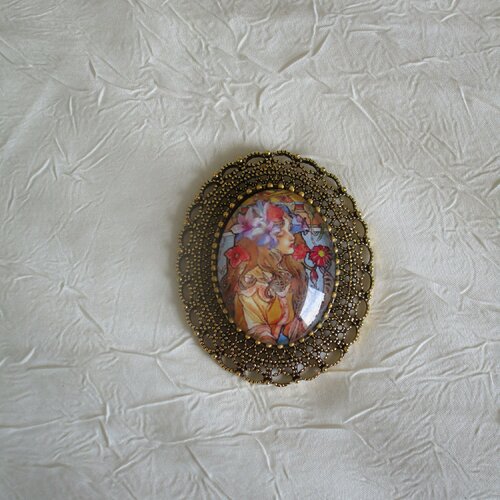 Grosse broche-pendentif en métal doré et verre « une jeune femme aux fleurs »