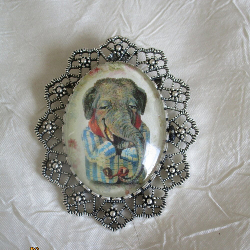 Grosse broche-pendentif en métal argenté et verre « un éléphant steampunk »