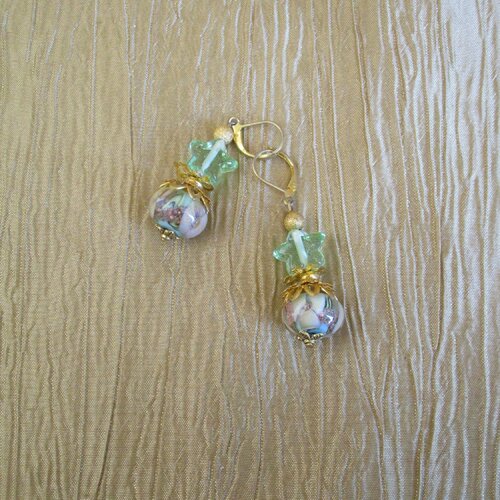Ravissantes petites boucles d'oreilles en perles lampwork et acrylique