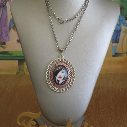 Collier plastron pendentif « une jeune femme en noir et blanc»