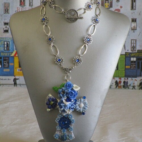 Reserve - magnifique collier pendentif &quot;série de croix fleuries &quot;