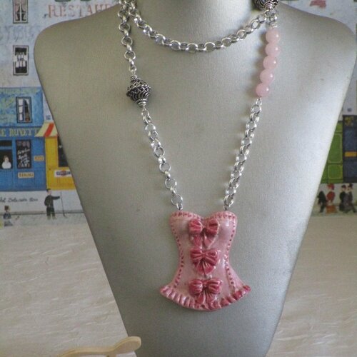 Charmant collier avec pendentif en céramique &quot;une jolie guêpière&quot;