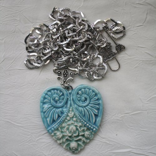 Charmant collier avec pendentif en céramique un très joli coeur en céramique