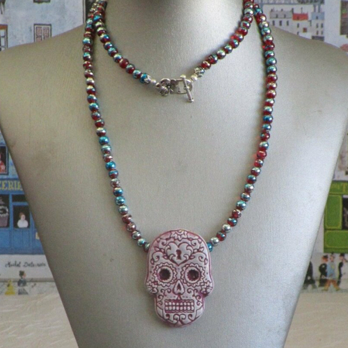 Ravissant collier pendentif perles et céramique un superbe skull