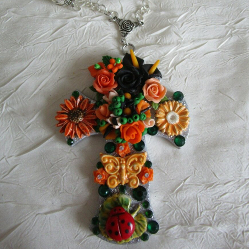 Vendue - collier pendentif série de croix fleuries