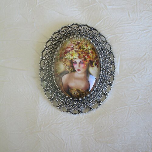Grosse broche-pendentif en métal argenté  une femme aux cheveux fleuris