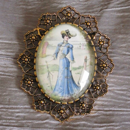 Ravissante broche-pendentif en métal doré et verre « une élégante femme en bleu»