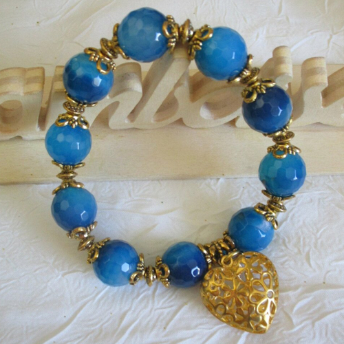 Bracelet en perles de jade bleu avec un coeur doré.