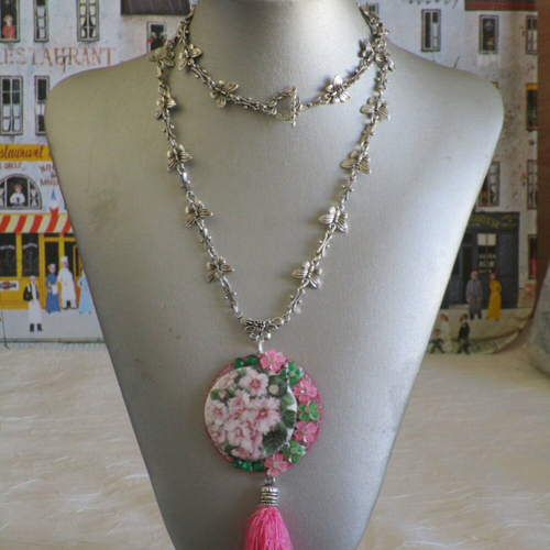 Ravissant collier plastron pendentif &quot;un bouquet de fleurs roses&quot;
