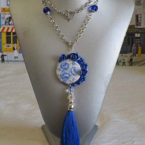 Ravissant collier plastron pendentif &quot;un bouquet de fleurs bleues&quot;