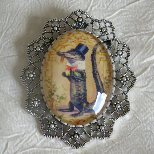 Grosse broche-pendentif  en métal argenté et verre « un rzt élégant»