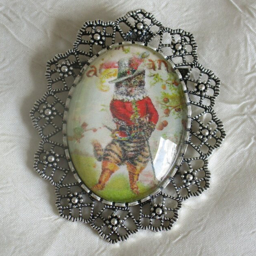 Grosse broche-pendentif  en métal argenté et verre « un seigneur chat botté»