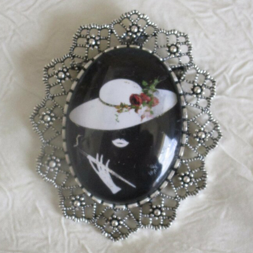 Grosse broche-pendentif  en métal argenté et verre « une femme mystérieuse »