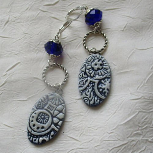 Ravissantes boucles d’oreilles en céramique et métal argenté « des arabesques en rel:ief»