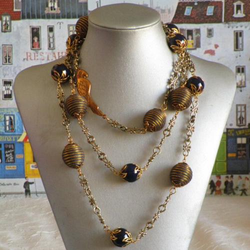 Ravissant collier sautoir couture composé de perles en passementerie et jade