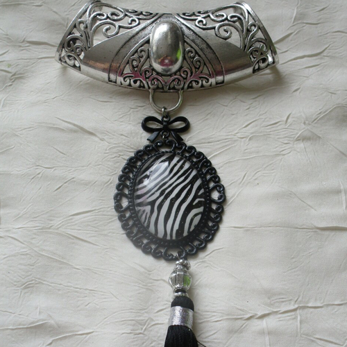 Bijou pour foulard avec pendentif verre et métal argenté