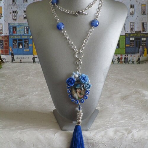 Reserve - ravissant collier avec pendentif en bois et céramique "marie antoinette au petit trianon""
