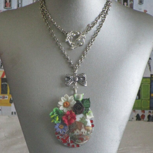 Collier en métal argenté et porcelaine froide "un cottage anglais"