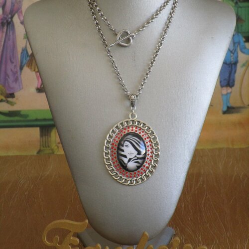 Collier plastron pendentif « une photo de femme en noir et blanc»