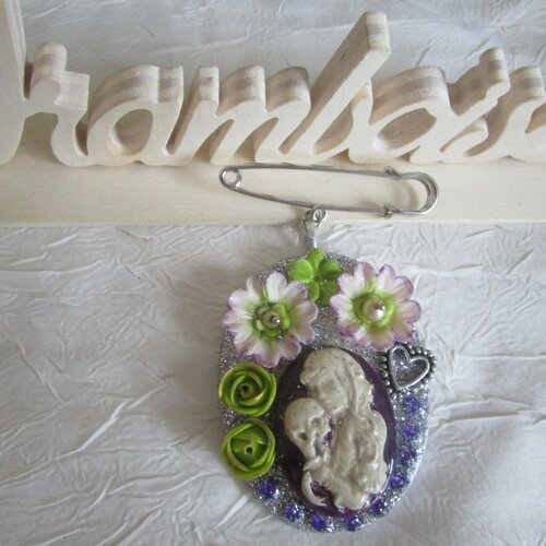 Broche médaillon en bois et paillettes argentés &quot;une une femme et son enfant mort&quot;