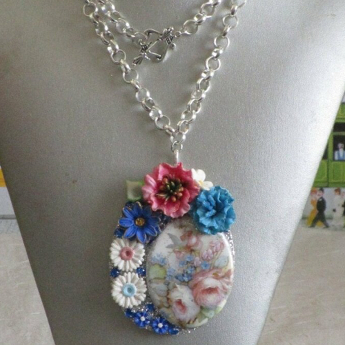 Collier en métal argenté et porcelaine froide "un bouquet de fleurs rose et bleu"
