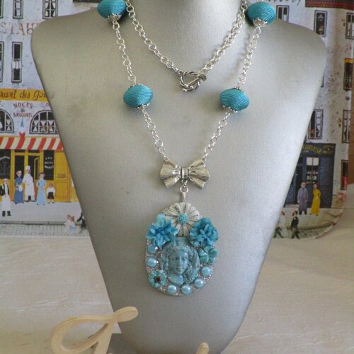 Collier plastron pendentif "la femme à la capuche" turquoise