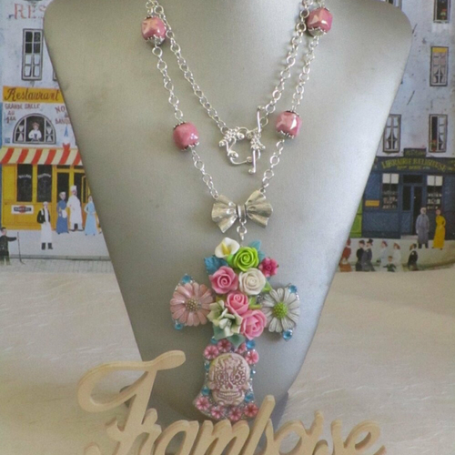 Vendu - collier pendentif "série de croix fleuries"