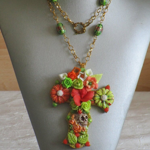 Vendu - collier pendentif « série de croix fleuries « 