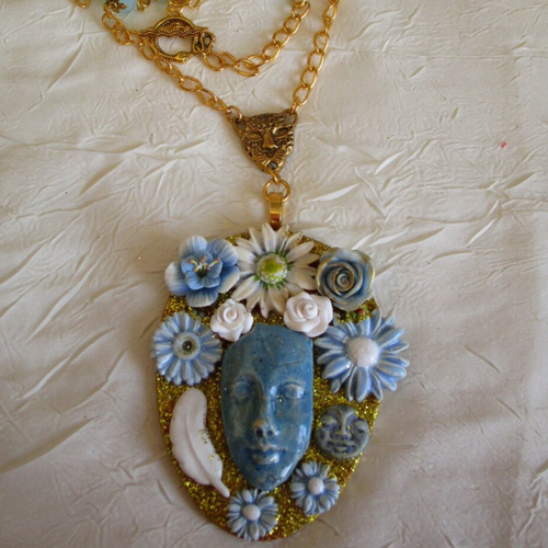 Ravissant collier avec pendentif en bois et céramique &quot;un visage entouré de fleurs&quot;