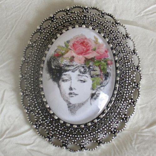 Grosse broche-pendentif  en métal argenté et verre «un beau chapeau »