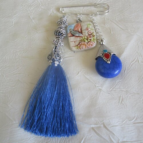 Broche épingle de kilt métal argenté et céramique artisanale » une perle indiene bleue et un pompon »