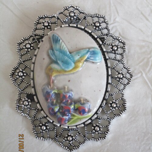 Grosse broche-pendentif en métal argenté et céramique artisanale  «un oisau picorant des fleurs »
