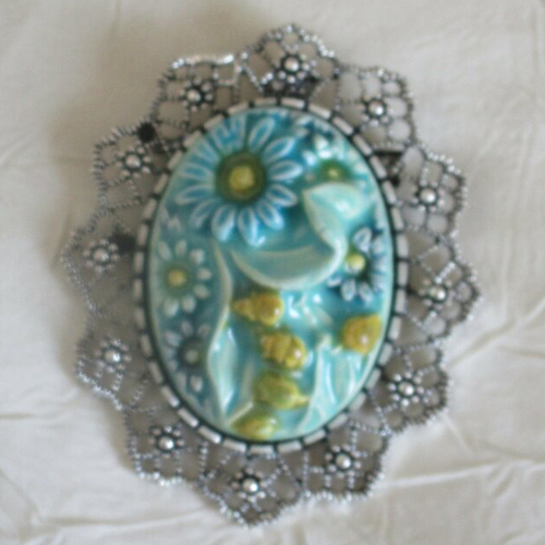 Grosse broche-pendentif  en métal argenté et céramique artisanale «ds fleurs »