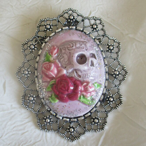 Grosse broche-pendentif  en métal argenté et cérmamique artisanale« un skull sut des roses »
