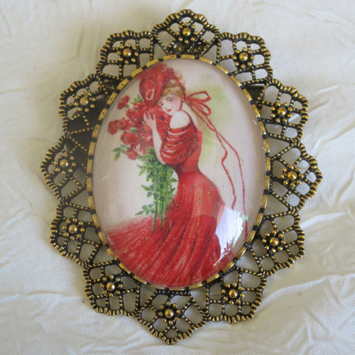 Grosse broche-pendentif en métal doré et verre « une élégante femme en rouge»