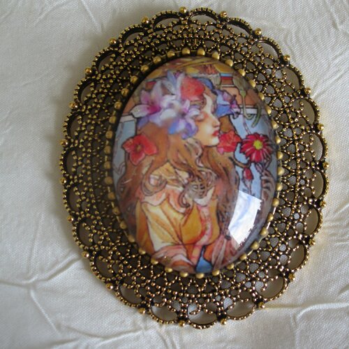 Grosse broche-pendentif en métal doré et verre « une jeune femme aux fleurs »