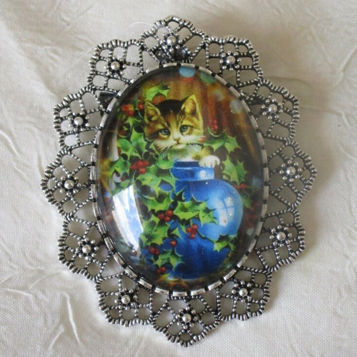 Grosse broche-pendentif en métal argenté et verre « un chaton pêche dans un bocal»