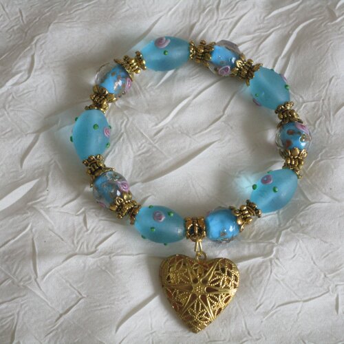 Bracelet en perles lampwork turquoises et coeur doré.