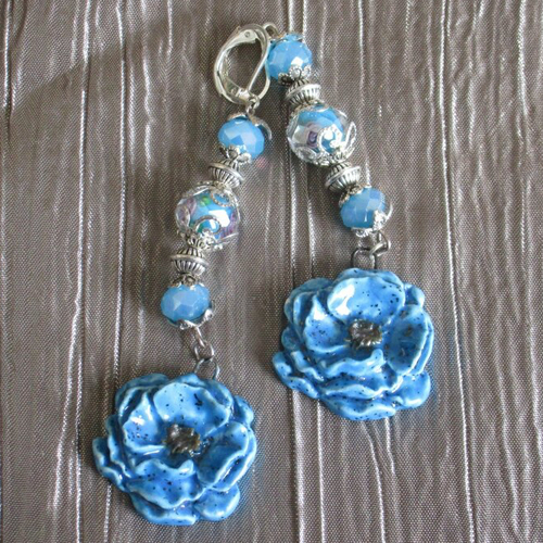 Ravissantes boucles d’oreille en céramique "de délicates fleurs bleues