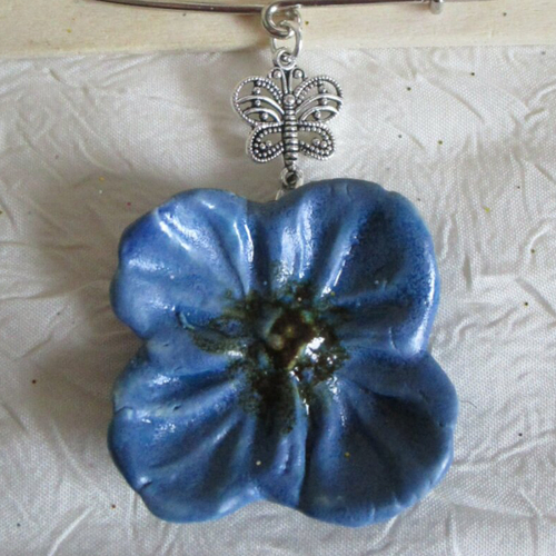 Broche métal argenté et céramique &quot;une fleur bleue&quot;