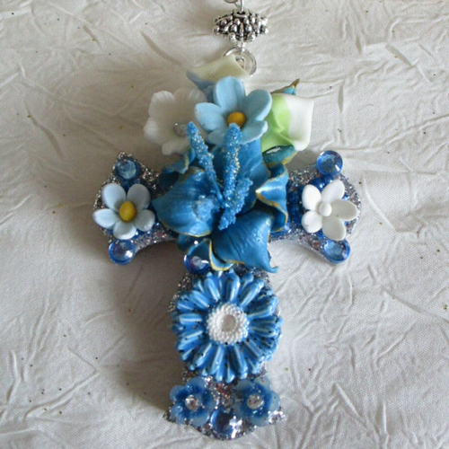 Broche série petites croix fleuries turquoise