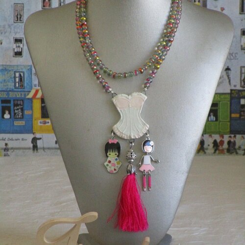 Charmant collier plastron avec pendentif en céramique &quot;une jolie guêpière avec pompon&quot;